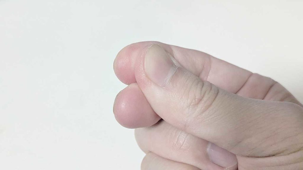 指をこすり合わせる