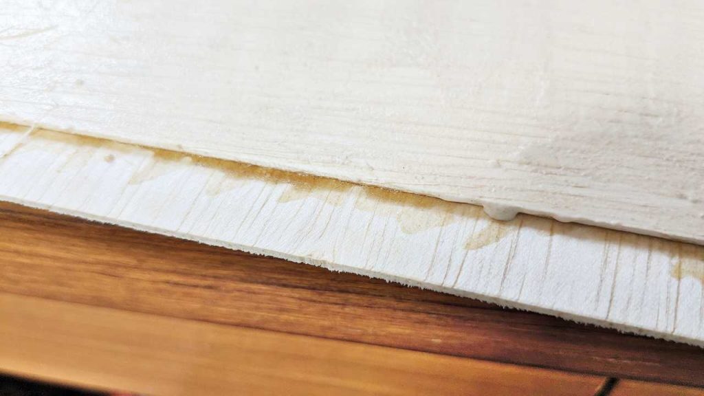 池上飯包の木箱をきれいにしてから接着しているところ