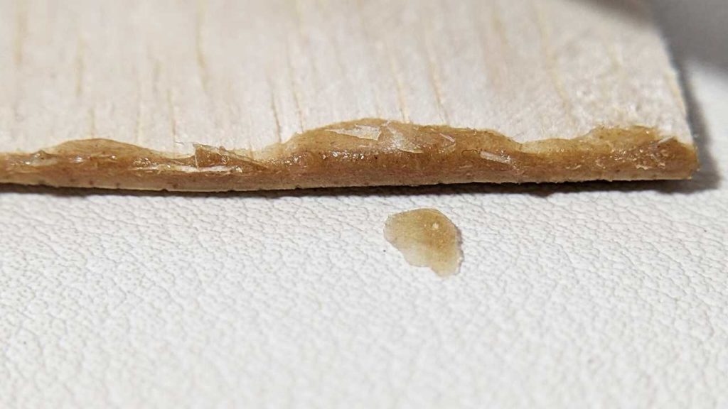 乾いたタイトボンド3をナイフで削ってみたところ