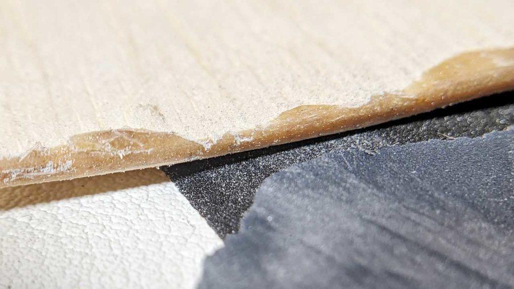 紙やすりで削ってみたタイトボンド3が乾燥した部分