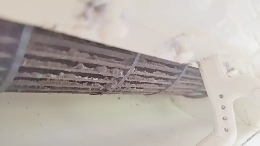 汚れに汚れたエアコン内部のファン