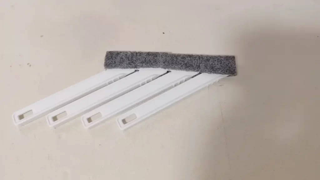 ダイソーで購入した「ゴムパワー　キッチン隙間スティック」