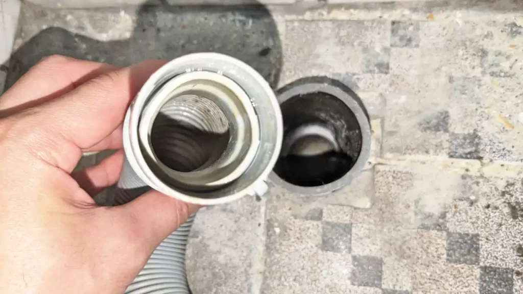 塩素系洗濯槽クリーナーSK-1500使用後の洗濯機の排水パイプ