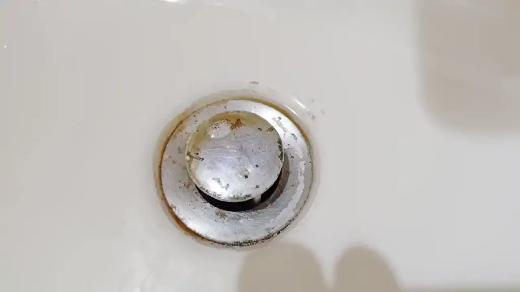 クエン酸スプレーでだいぶキレイになってきた洗面台