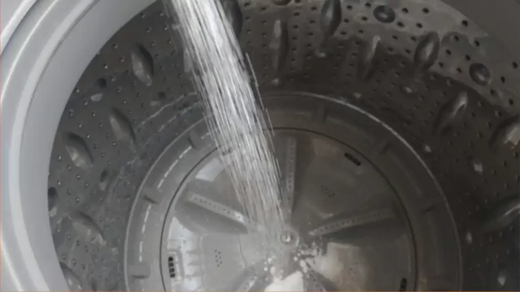 洗濯槽をキレイにしているところ