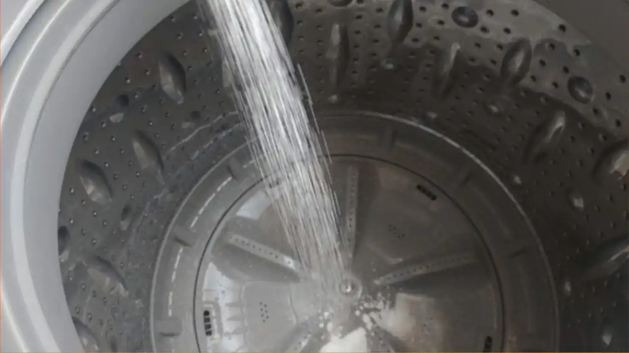 洗濯槽をキレイにしているところ